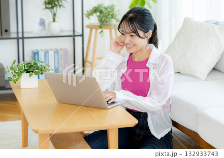 自宅でノートパソコンを操作する若い女性 132933743
