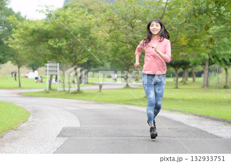 公園をランニングする女性 132933751
