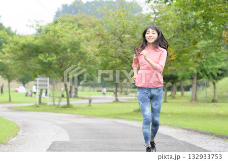 公園をランニングする女性 公園をランニングする女性 132933753