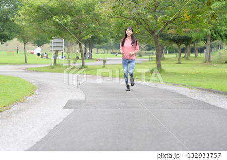 公園をランニングする女性 132933757