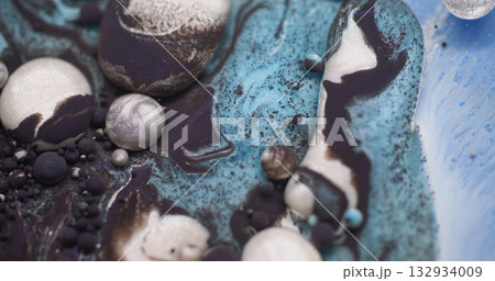 Drop flow. Color liquid. Defocused blue white purple ink water oil bubbles pigment round acrylic floating on abstract art background. 132934009