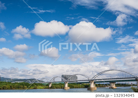 淀川風景　水管橋　大阪府枚方市 132934045