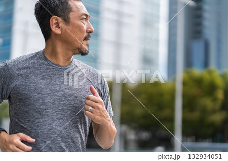 ジョギングをするミドル・シニアの男性。 ジョギングをするミドル・シニアの男性。 132934051