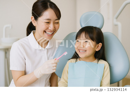 子どもに歯磨き指導をする歯科衛生士 132934114