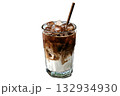 氷の入ったアイスカフェラテの清涼感あるドリンク写真（背景透過PNG） 132934930
