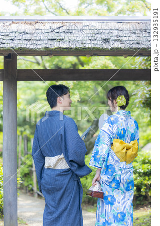 浴衣でデートをする男女 132935191