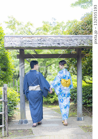 浴衣でデートをする男女 浴衣でデートをする男女 132935193