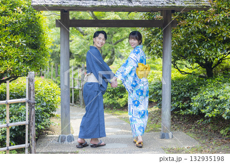 浴衣でデートをする男女 浴衣でデートをする男女 132935198