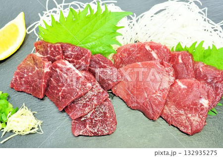 熊本県産の馬刺し 132935275