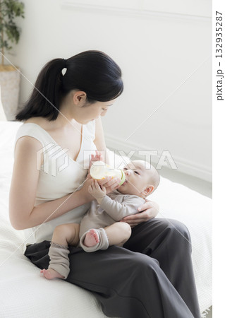 赤ちゃんにミルクをあげる母親　 　 132935287