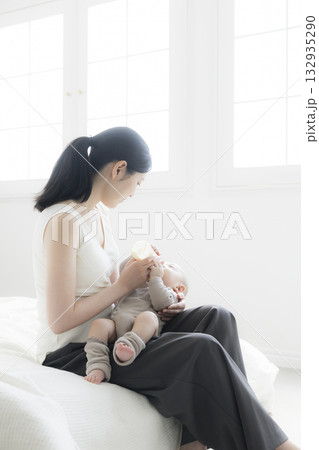 赤ちゃんにミルクをあげる母親　 　 132935290