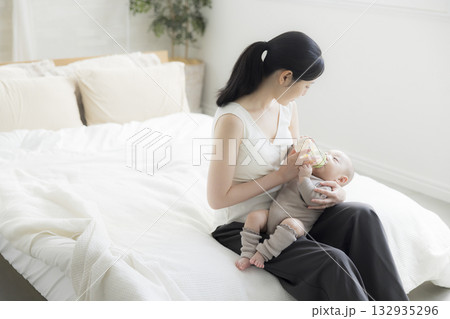 赤ちゃんにミルクをあげる母親　 　 132935296
