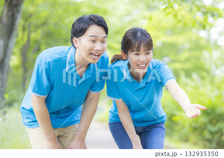 青いポロシャツの男女スタッフ  132935350