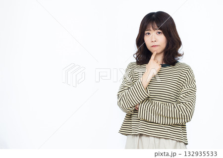 真剣に悩んでいる女性 真剣に悩んでいる女性 132935533