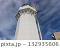 空に向かって灯台が立っている 132935606