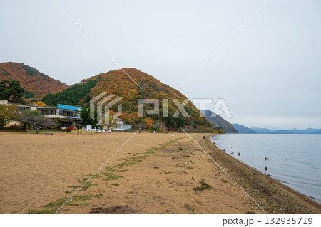 日本の福島県の猪苗代湖の美しい風景 日本の福島県の猪苗代湖の美しい風景 132935719
