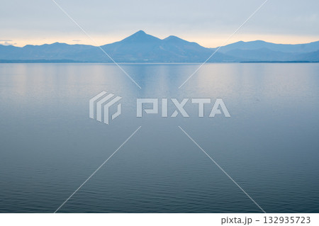 日本の福島県の猪苗代湖の美しい風景 132935723