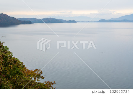 日本の福島県の猪苗代湖の美しい風景 日本の福島県の猪苗代湖の美しい風景 132935724