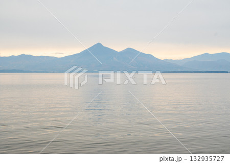 日本の福島県の猪苗代湖の美しい風景 日本の福島県の猪苗代湖の美しい風景 132935727