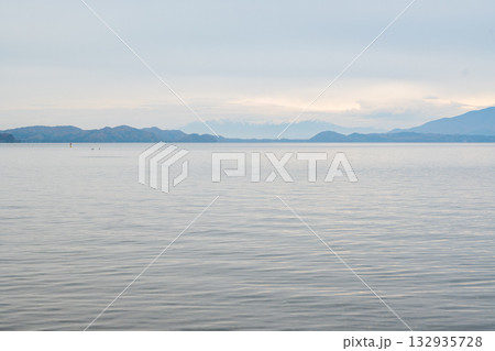日本の福島県の猪苗代湖の美しい風景 日本の福島県の猪苗代湖の美しい風景 132935728