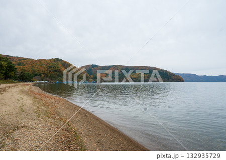 日本の福島県の猪苗代湖の美しい風景 132935729
