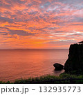 オレンジの空と海は夕焼け 132935773