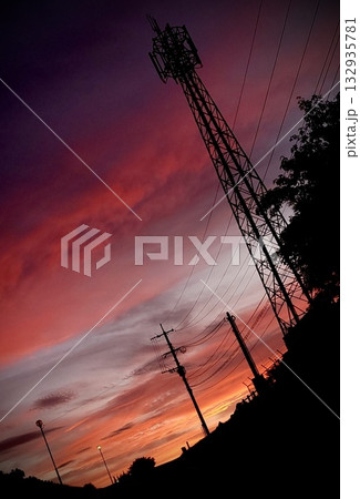 赤紫色の夕焼けと電波塔 赤紫色の夕焼けと電波塔 132935781