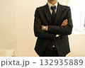 腕組みをするビジネスマン 132935889