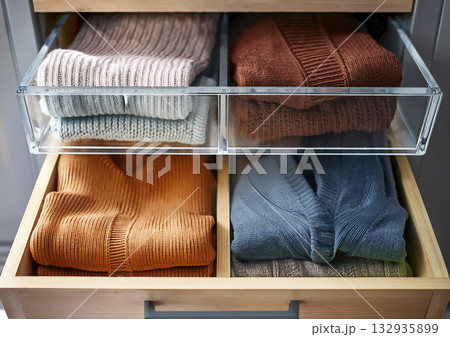 タンス、クリアケースにニットのセーター タンス、クリアケースにニットのセーター 132935899