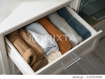 タンス、引き出しにニットのセーター タンス、引き出しにニットのセーター 132935900