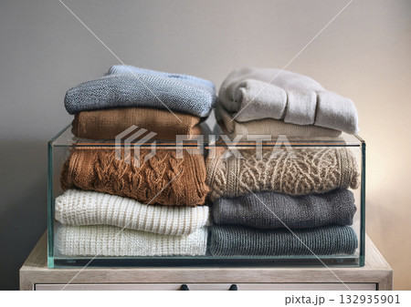 タンス、クリアケースにニットのセーター 132935901