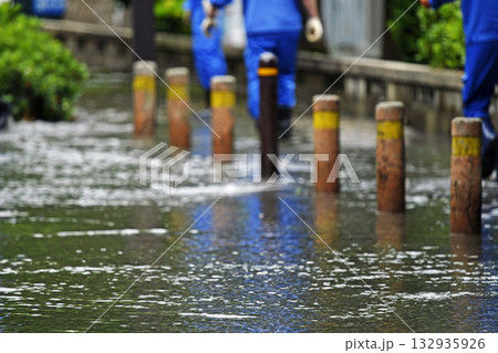 2025年5月10日大阪市城東区東中浜5丁目付近(水道管破裂)の現場 2025年5月10日大阪市城東区東中浜5丁目付近(水道管破裂)の現場 132935926