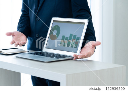 説明するビジネスマン 132936290