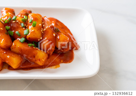 Korean rice cake stick with sausage in spicy sauce - Tteokbokki 132936612