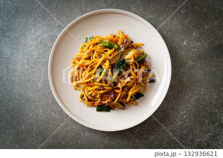 stir-fried yakisoba noodles with vegetable in vegan style 132936621