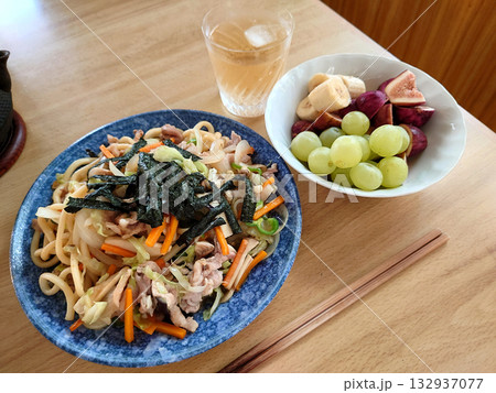 "Yaki-udon" noodle / 町の大衆食堂で食べる焼うどん(旬のデザート付き) 132937077