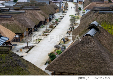 福島県 大内宿の茅葺き屋根の街並み 132937309