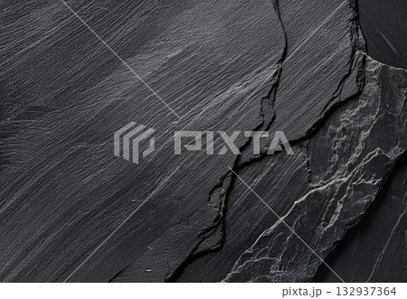 黒い石の表面のテクスチャー 132937364