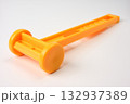 黄色いプラスチックのハンマー02 132937389