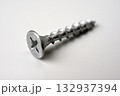 白い背景のネジ03 132937394