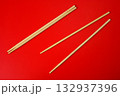 赤い背景に箸01 132937396