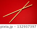 赤い背景に箸02 132937397