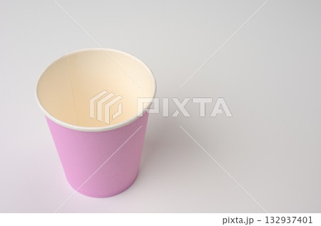 色の付いた紙コップ03 132937401