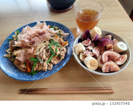 "Yaki-udon" noodle / 町の大衆食堂で食べる焼うどん(旬のデザート付き) 132937548