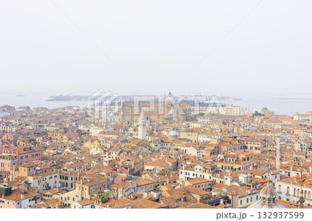 イタリアのヴェネツィアにあるサン・マルコ広場周辺の街並みを上空から撮影 132937599