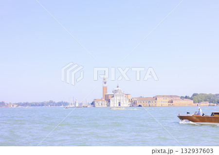 船の上から見るイタリア・ベネチアの街の風景 船の上から見るイタリア・ベネチアの街の風景 132937603