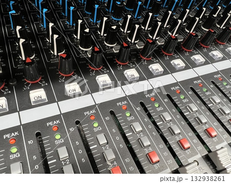 音楽PA卓、ミキサーのクローズアップ 132938261