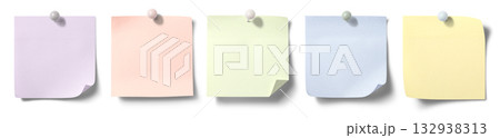 ピンで貼られた、ペールトーンの付箋のテクスチャー 132938313