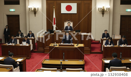 国会議事堂で答弁する国会議員 国会議事堂で答弁する国会議員 132938408