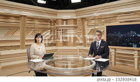 報道番組の男性と女性のニュースキャスター 132938418